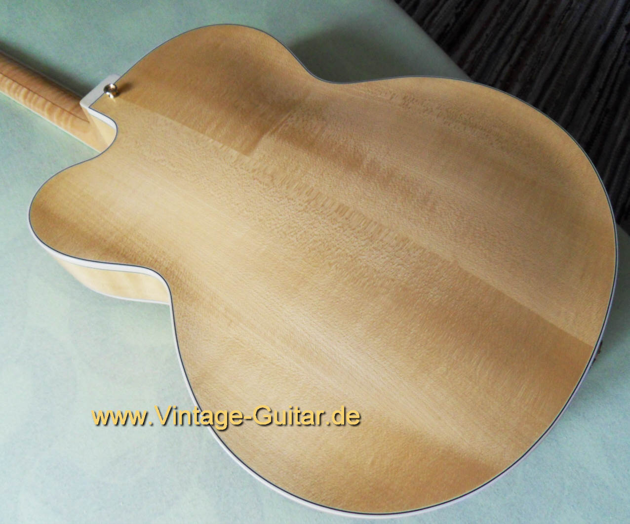 Gibson Johnny Smith 1976 Body-back.jpg